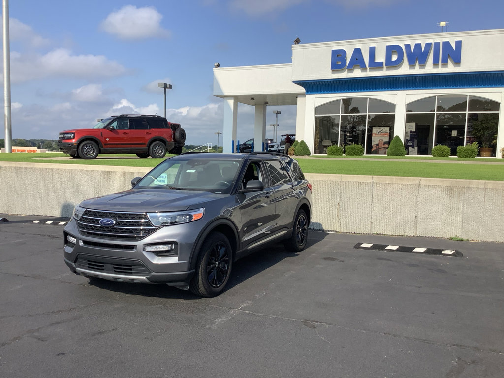 Used 2022 Ford Explorer XLT w/ Equipment Group 202A image 3