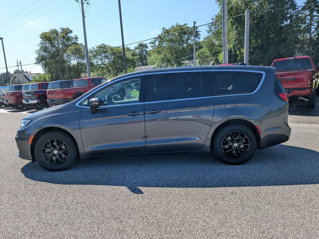 Used 2023 Chrysler Pacifica Touring-L FWD image 8