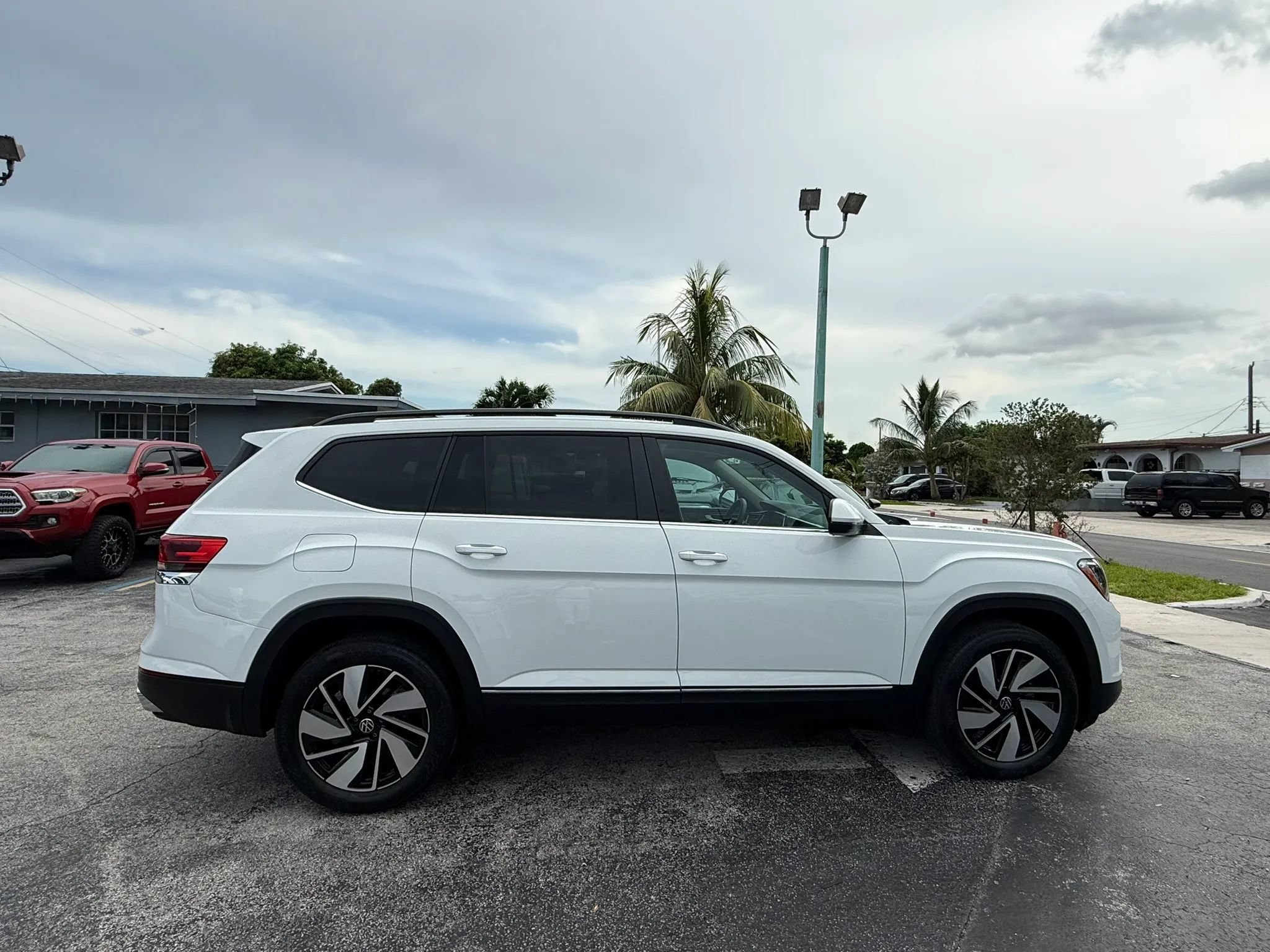 Used 2024 Volkswagen Atlas SE FWD image 6