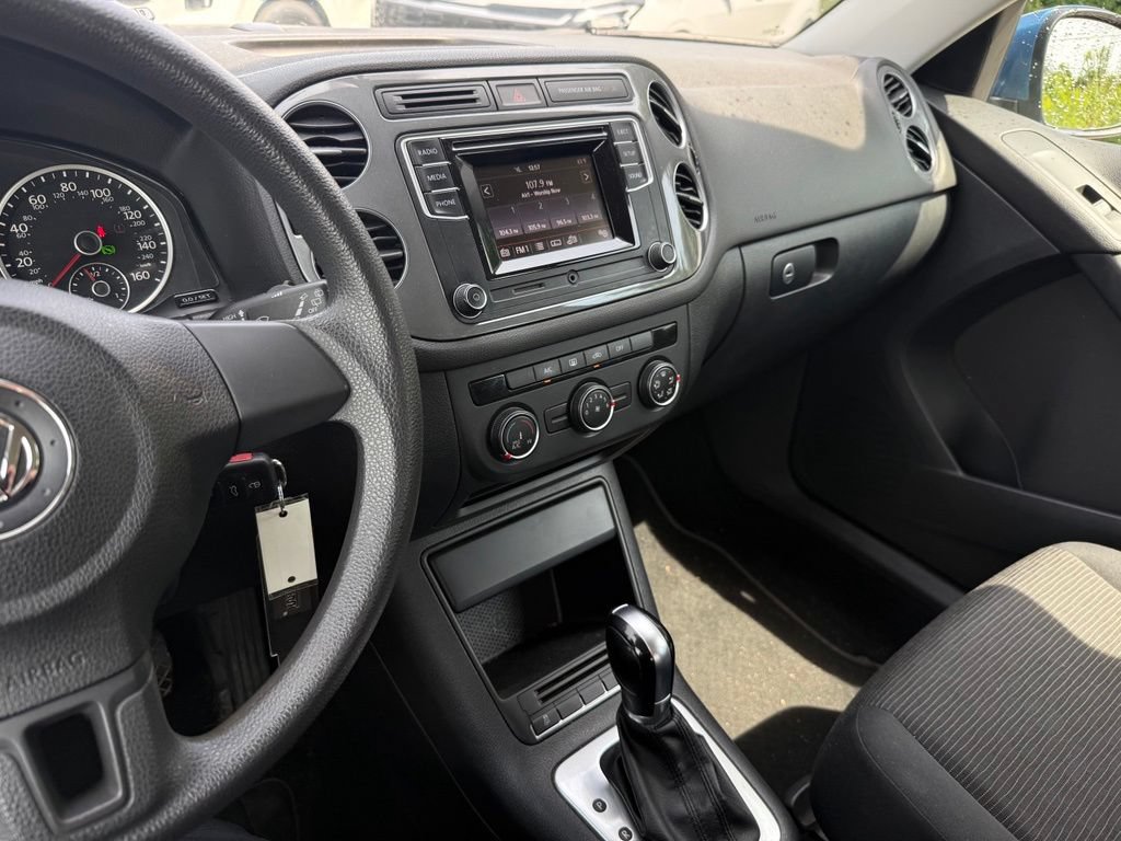 Used 2017 Volkswagen Tiguan Limited w/ Alloy Wheels Package FWD image 26