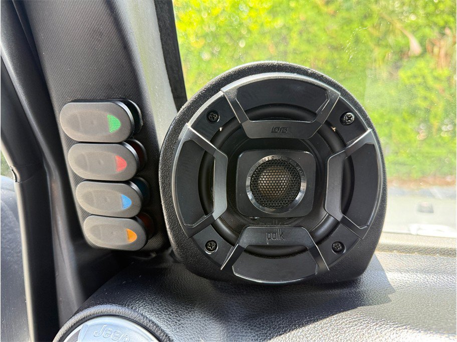 Used 2015 Jeep Wrangler Unlimited Rubicon w/ Connectivity Group AWD/4WD image 23