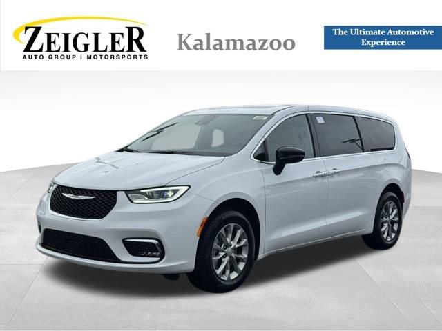 New 2026 Chrysler Pacifica Limited w/ Uconnect Theater Family Group image 1