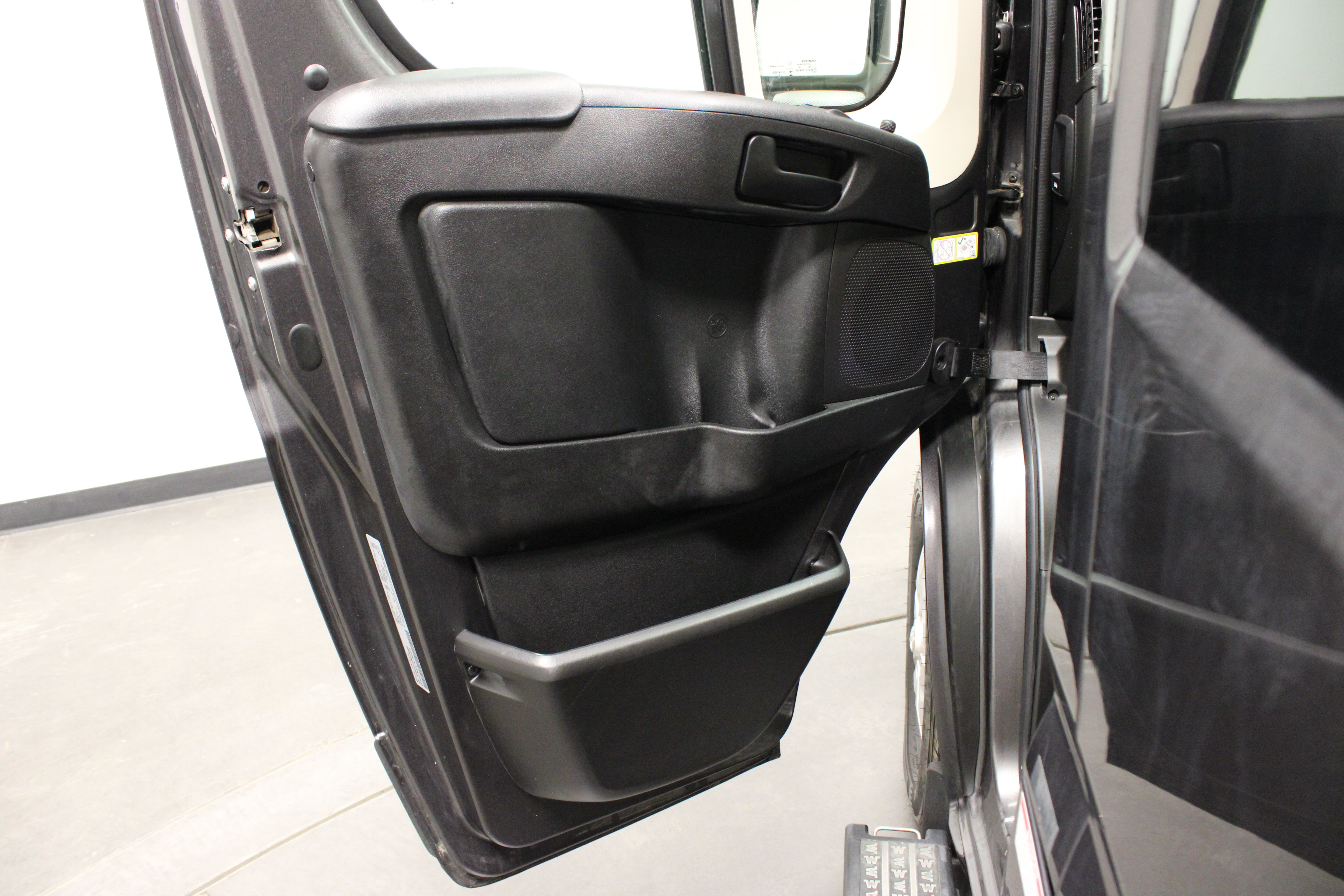 Used 2021 RAM ProMaster 3500 w/ Premium Appearance Group FWD image 32