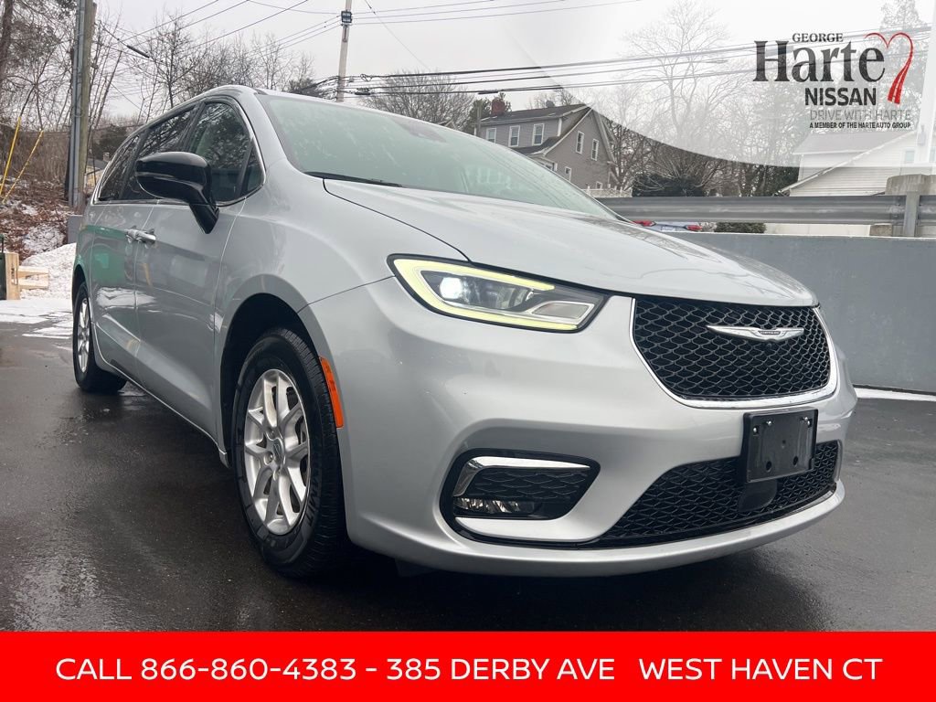 Used 2024 Chrysler Pacifica Touring-L image 7