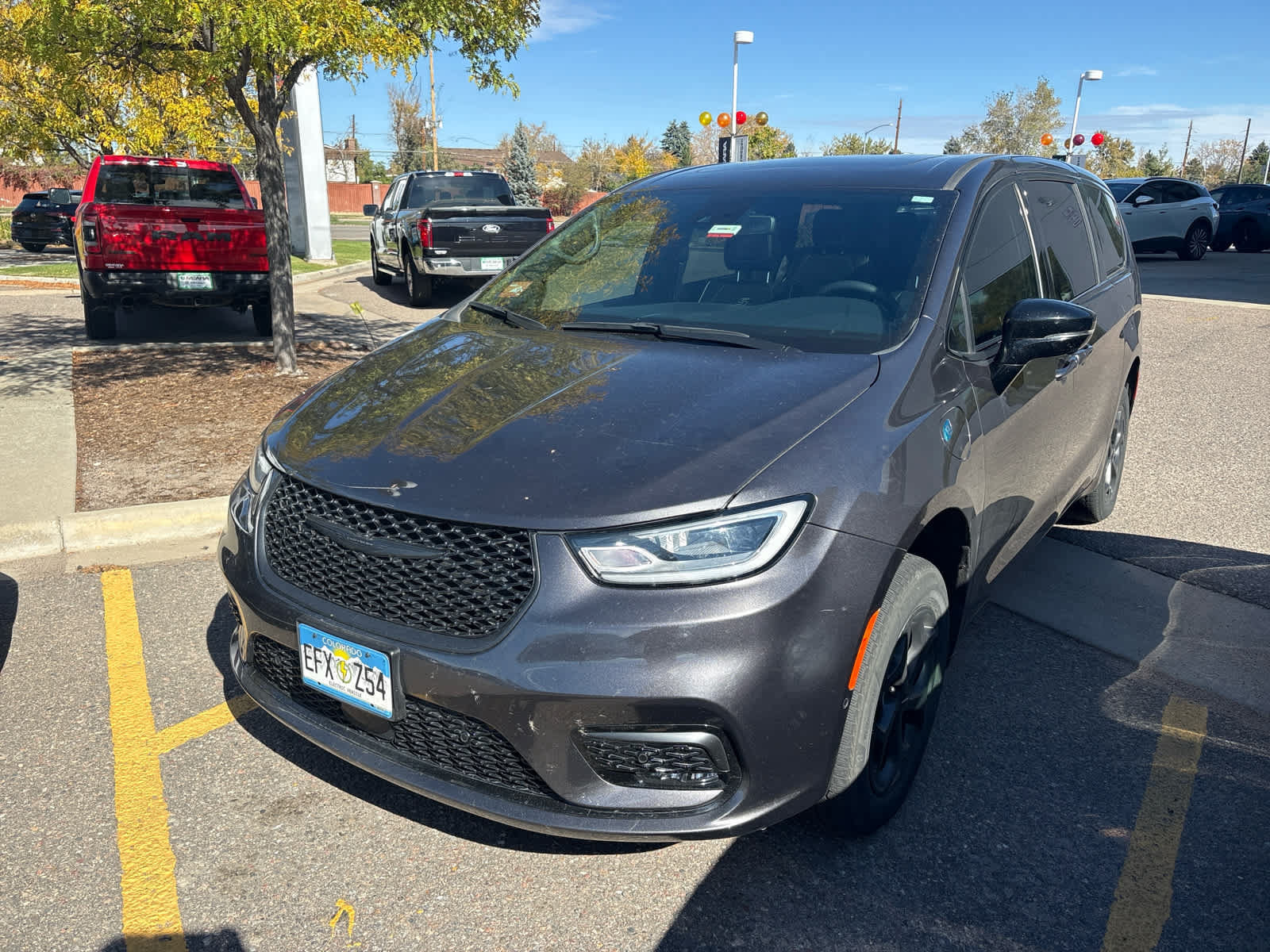 Used 2023 Chrysler Pacifica Limited w/ Uconnect Theater Family Group FWD image 2