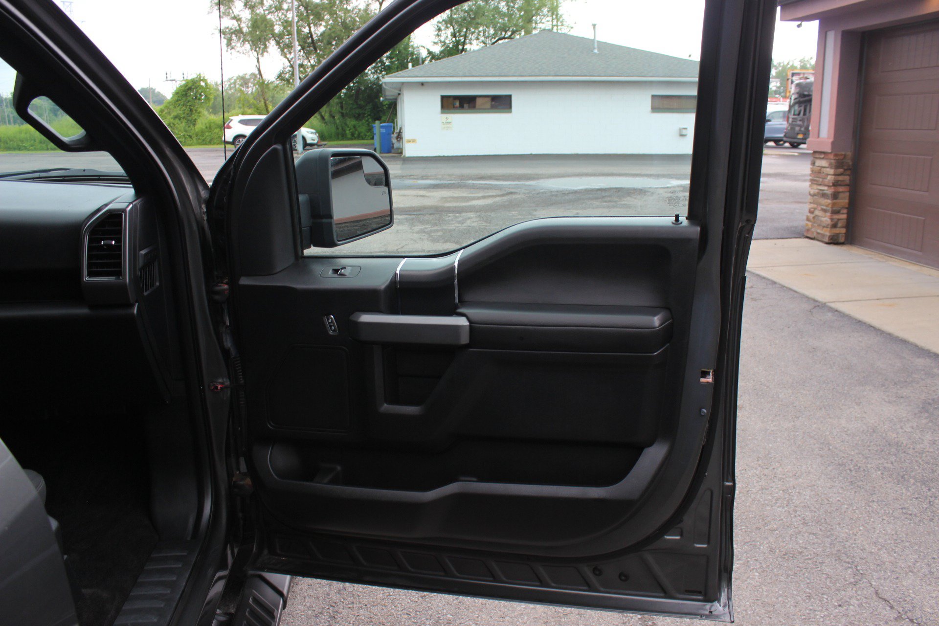 Used 2018 Ford F150 XLT w/ Equipment Group 302A Luxury AWD/4WD image 33