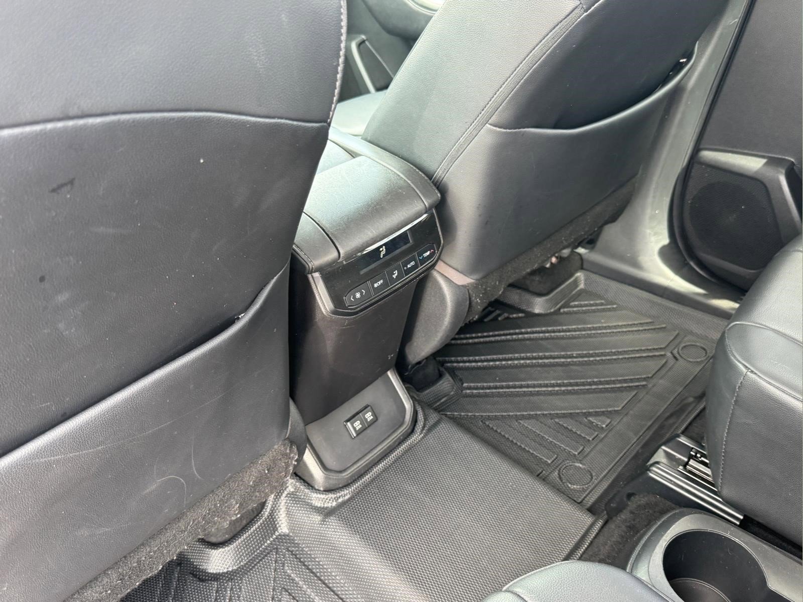 Used 2020 Toyota Highlander XLE FWD image 12