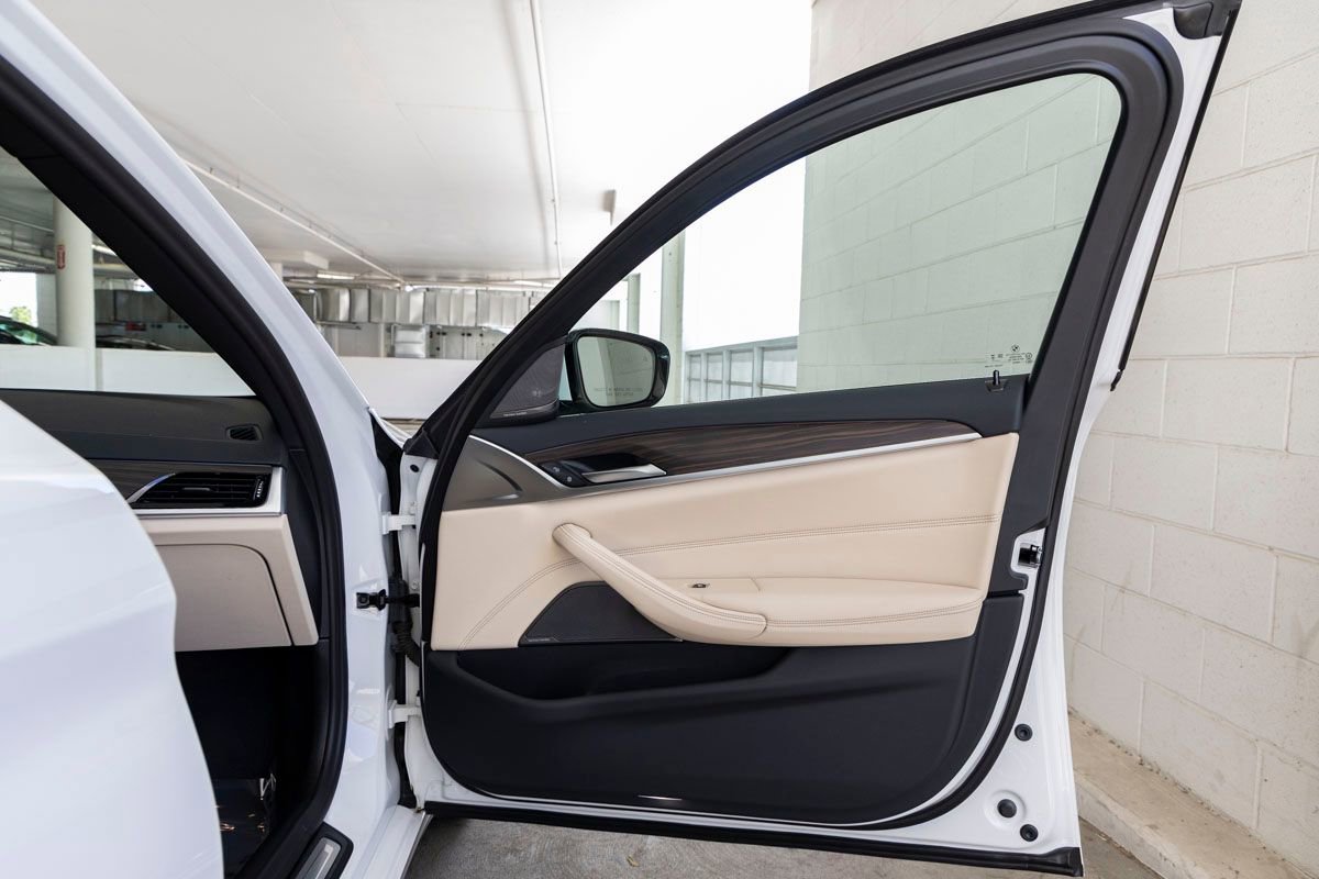 Certified 2023 BMW 530e w/ Premium Package image 27