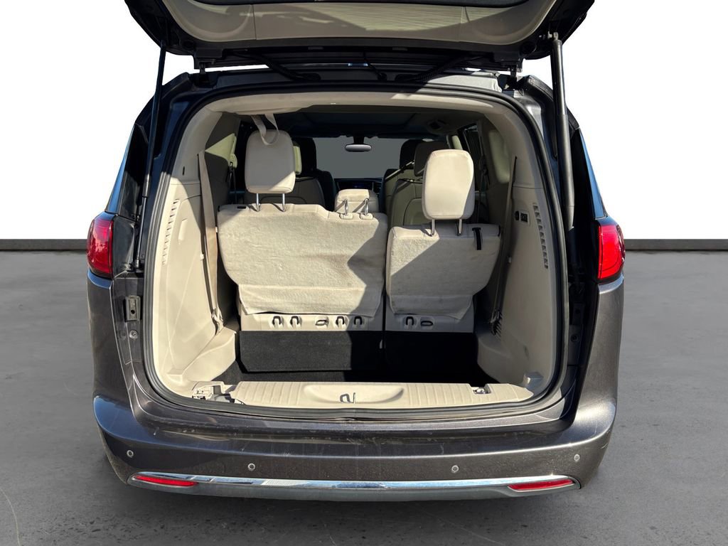 Used 2017 Chrysler Pacifica Limited image 24