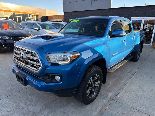 Used 2017 Toyota Tacoma TRD Sport AWD/4WD image 3