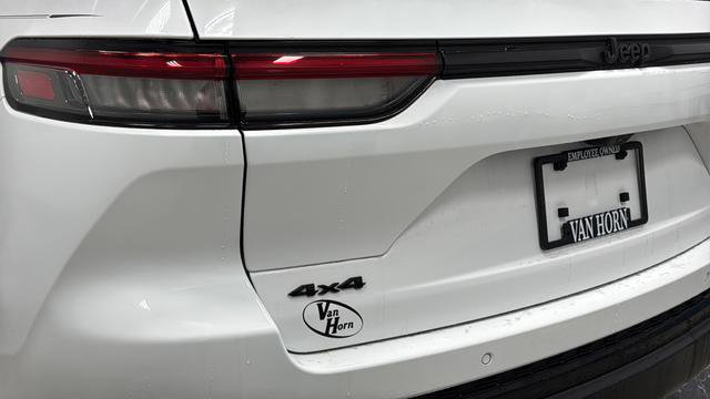 Used 2025 Jeep Grand Cherokee Limited w/ Black Appearance Package image 34