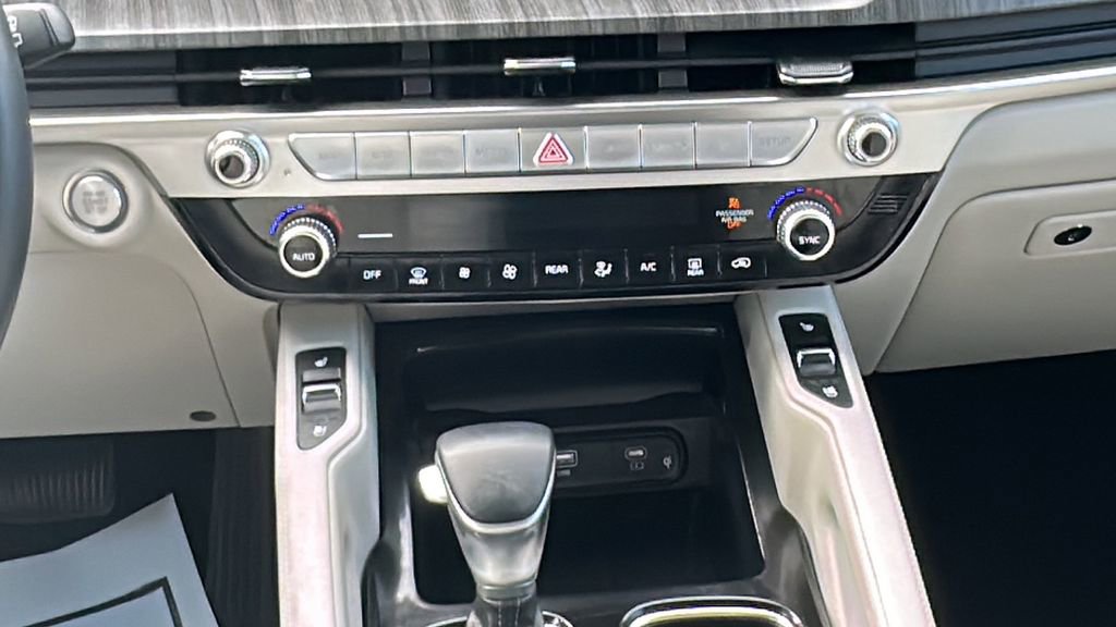 Used 2025 Kia Telluride EX w/ EX Captain's Chair Package image 21