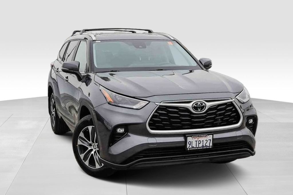Used 2024 Toyota Highlander XLE AWD/4WD image 2