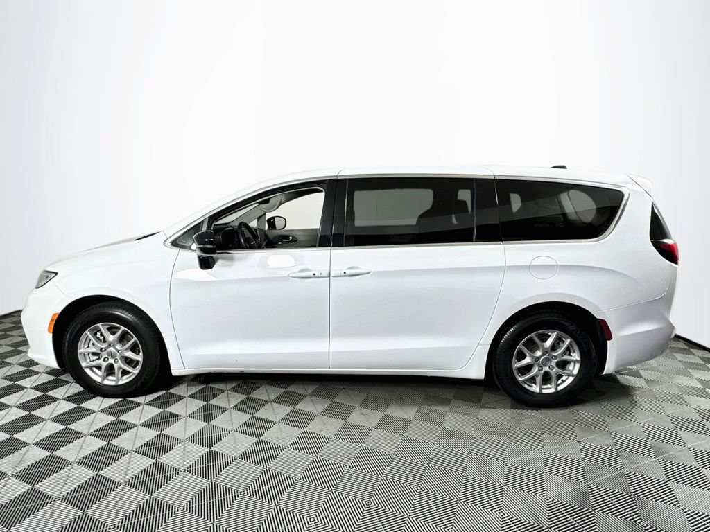 Used 2024 Chrysler Pacifica Touring-L FWD image 4