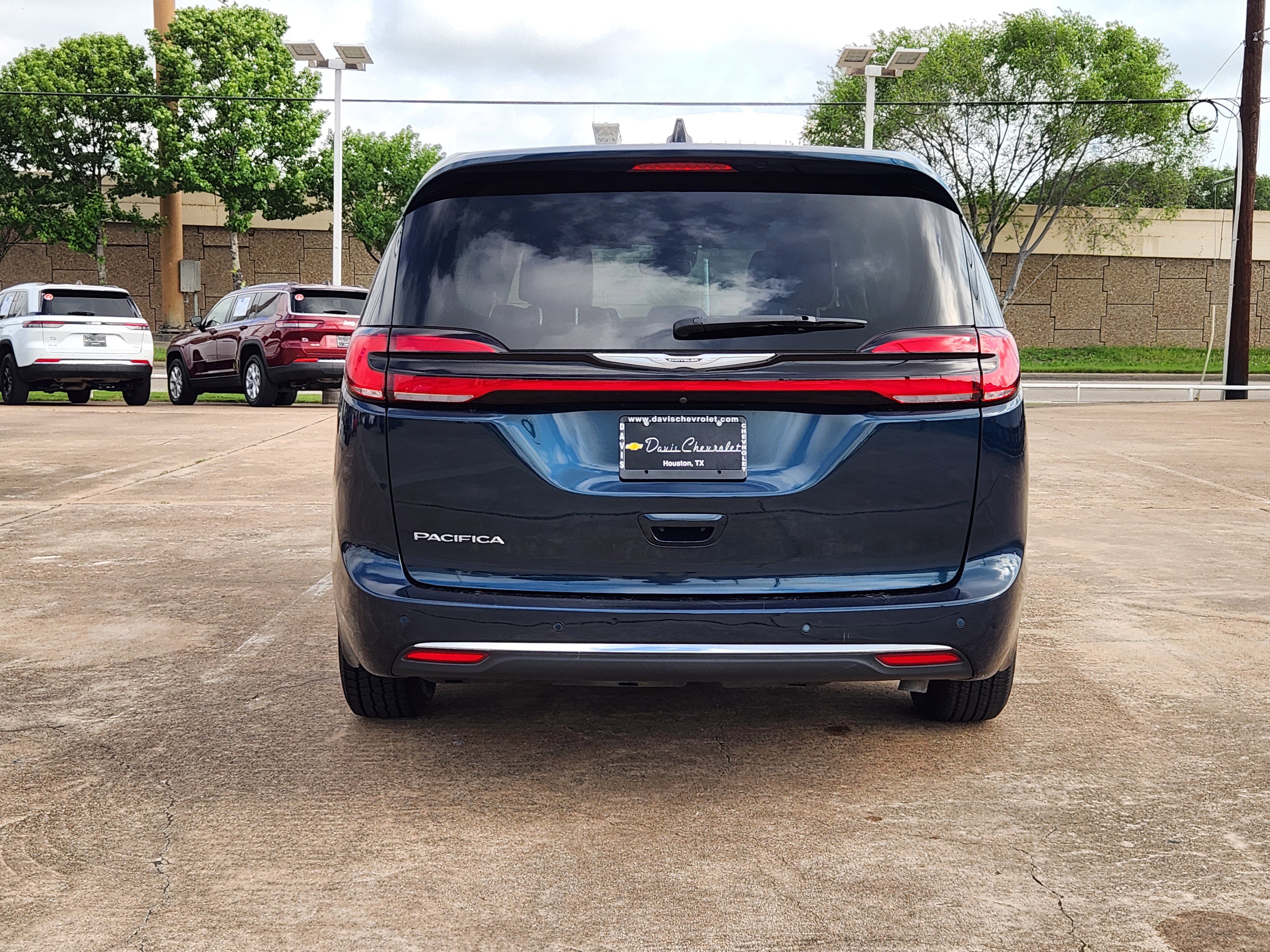 Used 2023 Chrysler Pacifica Touring-L FWD image 7