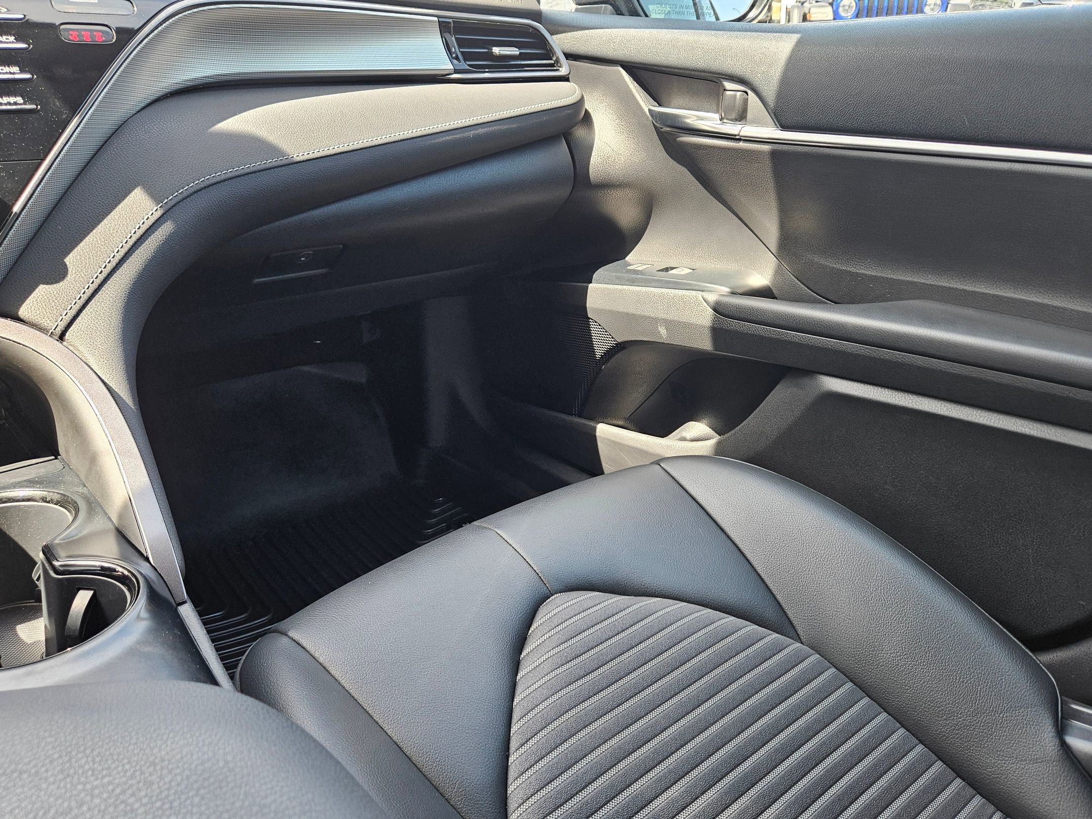 Used 2020 Toyota Camry SE w/ Convenience Package image 11