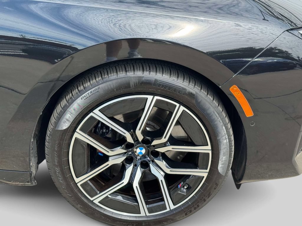 Used 2025 BMW i7 eDrive50 w/ M Sport Package RWD image 5