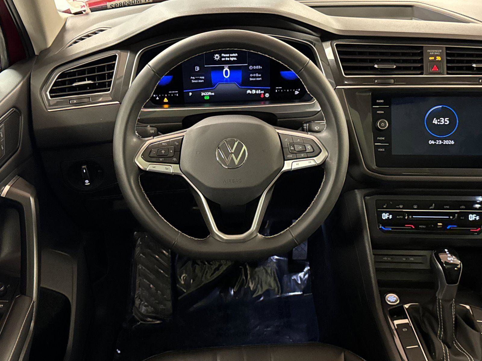 Used 2023 Volkswagen Tiguan SE w/ Panoramic Sunroof Package FWD image 13