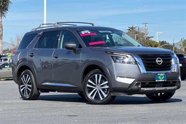 Used 2023 Nissan Pathfinder Platinum image 2