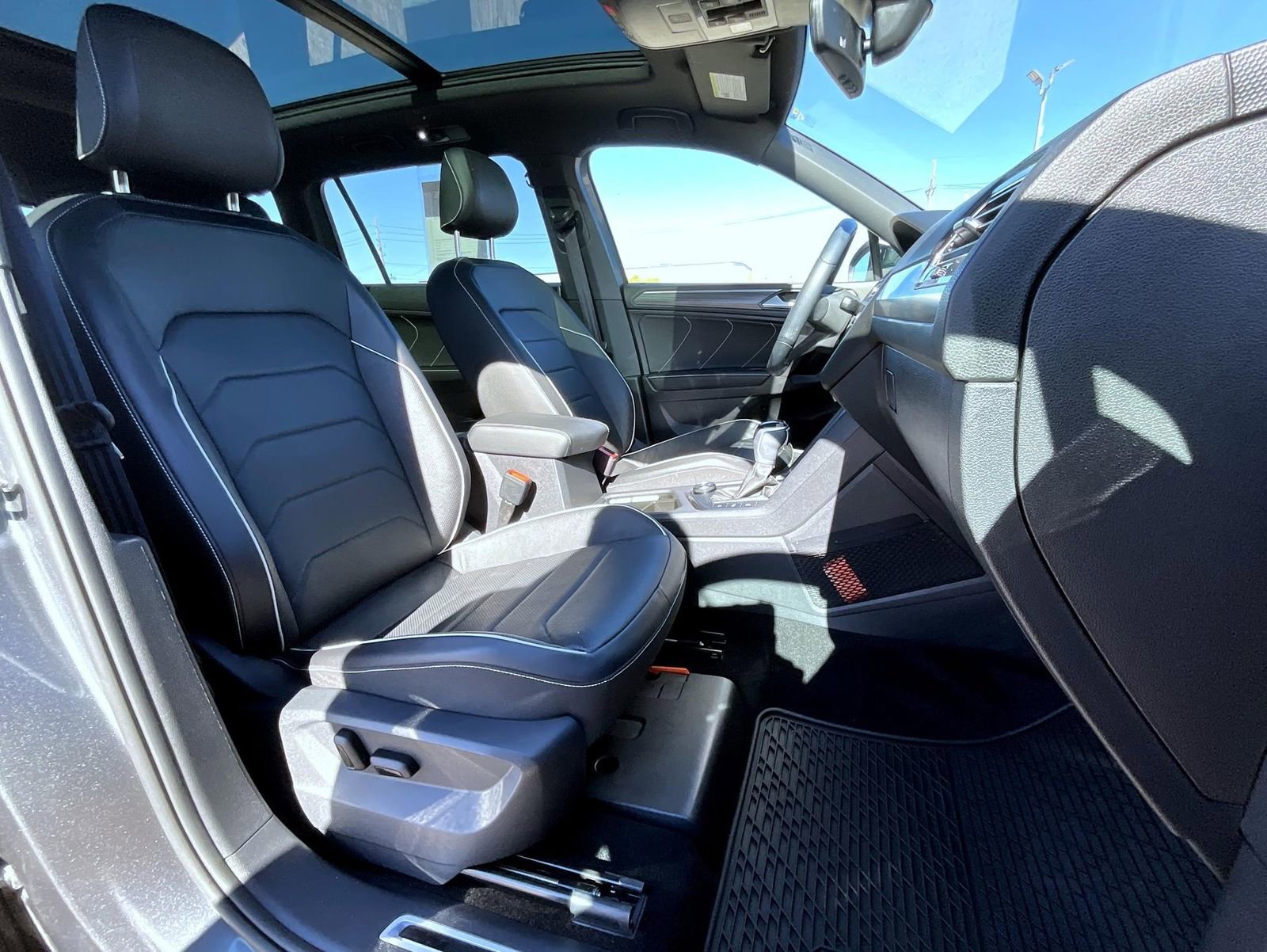 Used 2023 Volkswagen Tiguan SEL R-Line image 16