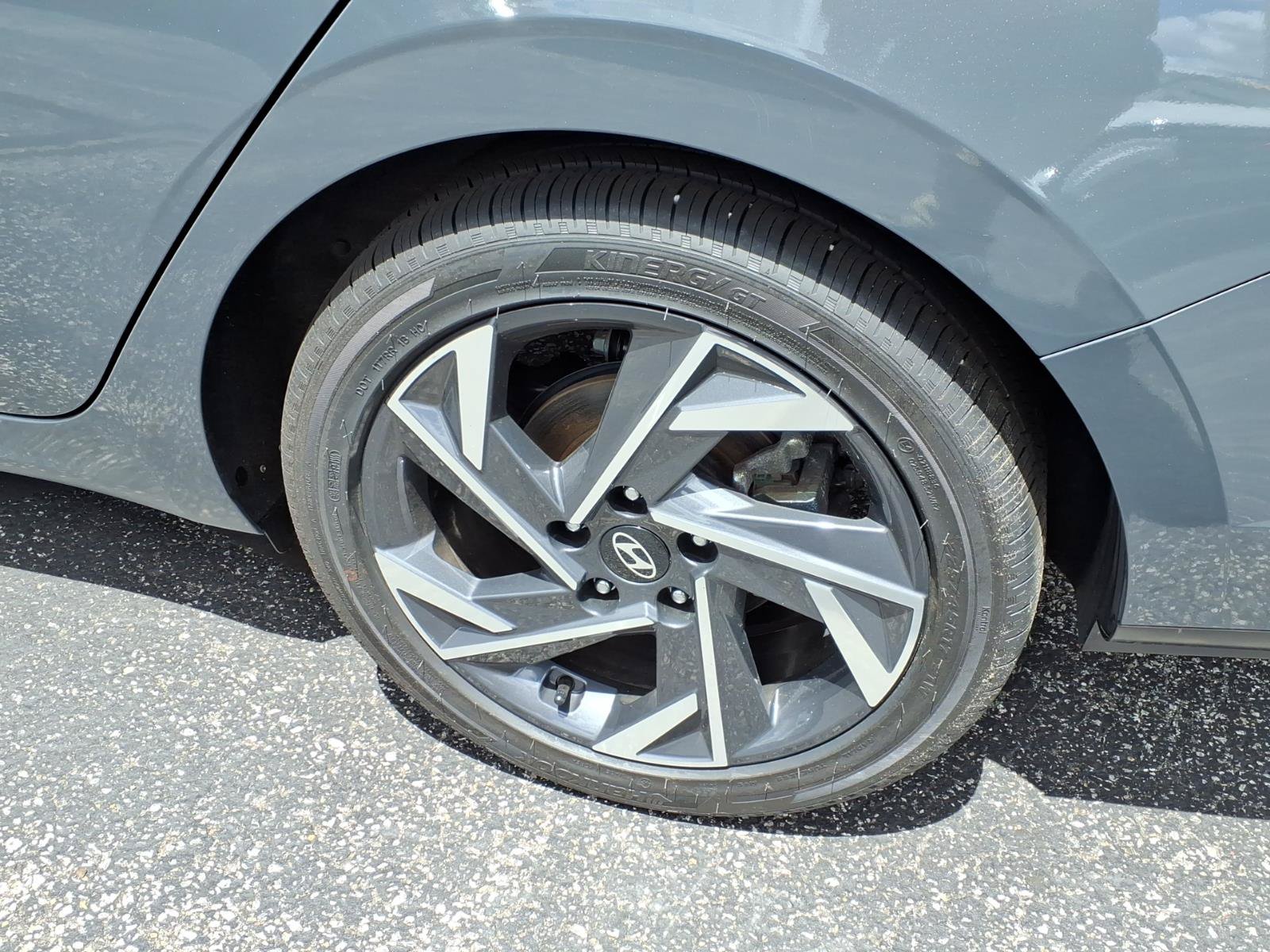 New 2025 Hyundai Elantra Limited FWD image 11
