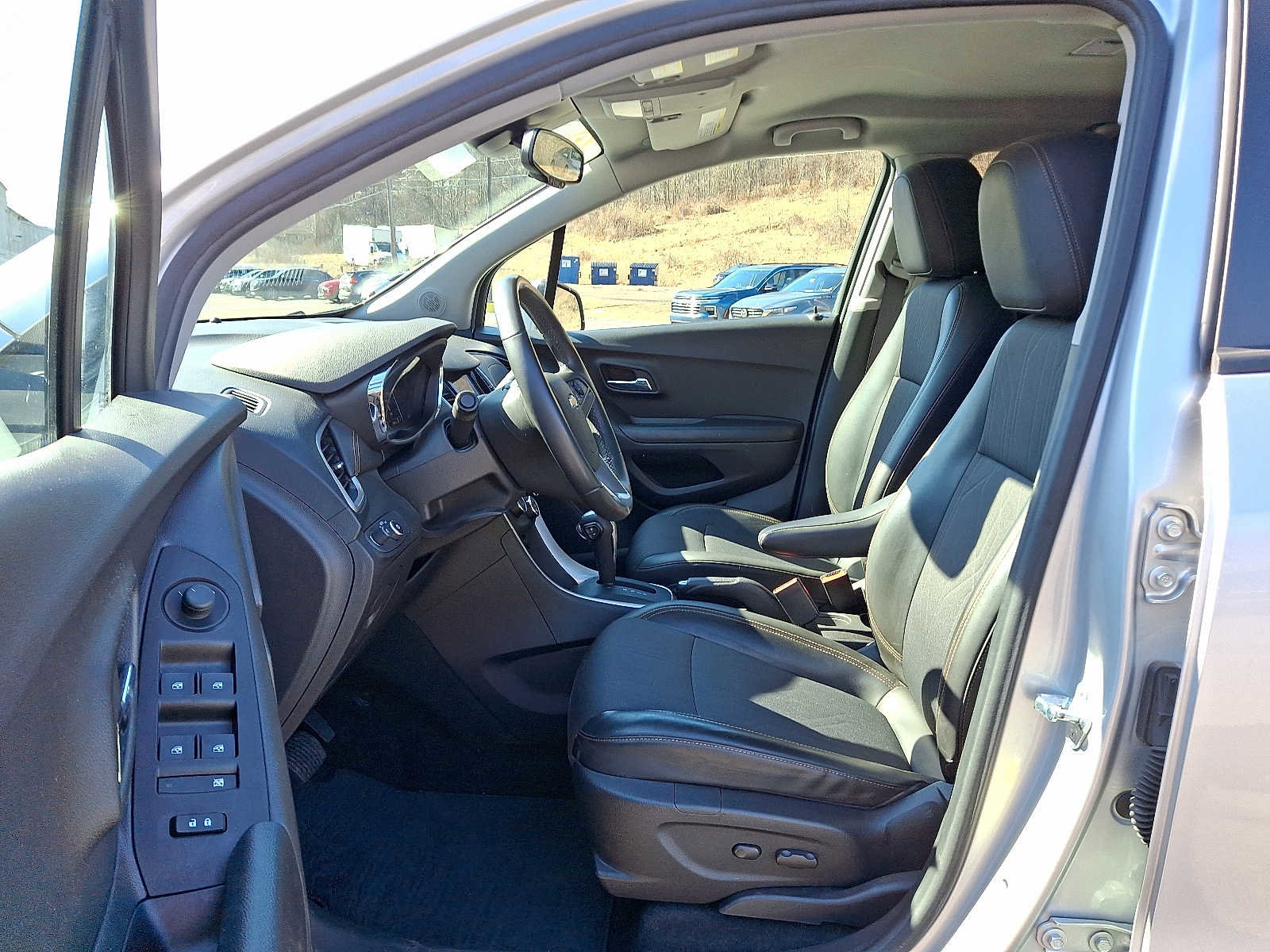 Used 2022 Chevrolet Trax LT w/ LT Convenience Package image 13