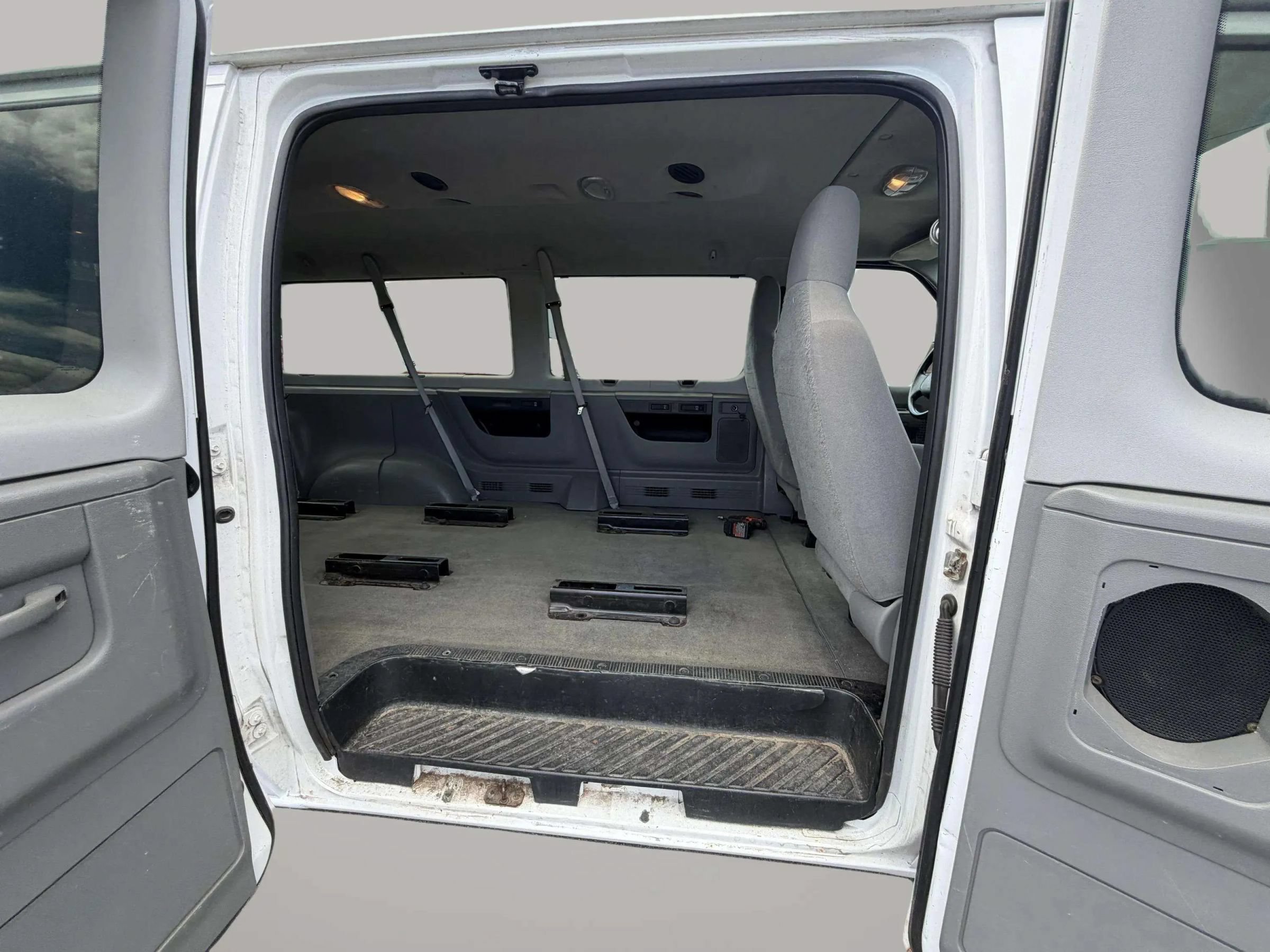 Used 2012 Ford E-350 and Econoline 350 XLT RWD image 9