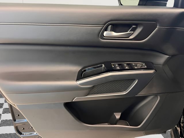 Used 2024 Nissan Pathfinder SL AWD/4WD image 18