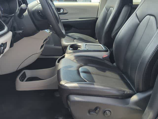 Used 2023 Chrysler Pacifica Touring-L FWD image 16