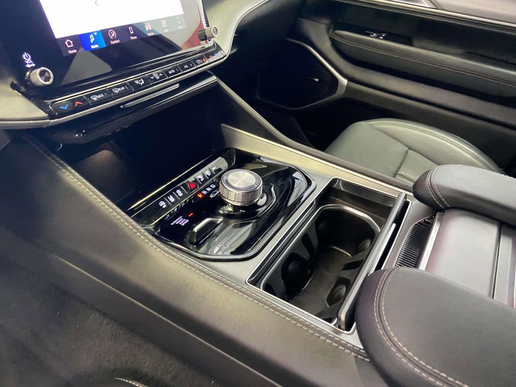 Used 2025 Jeep Wagoneer L Series II AWD/4WD image 21