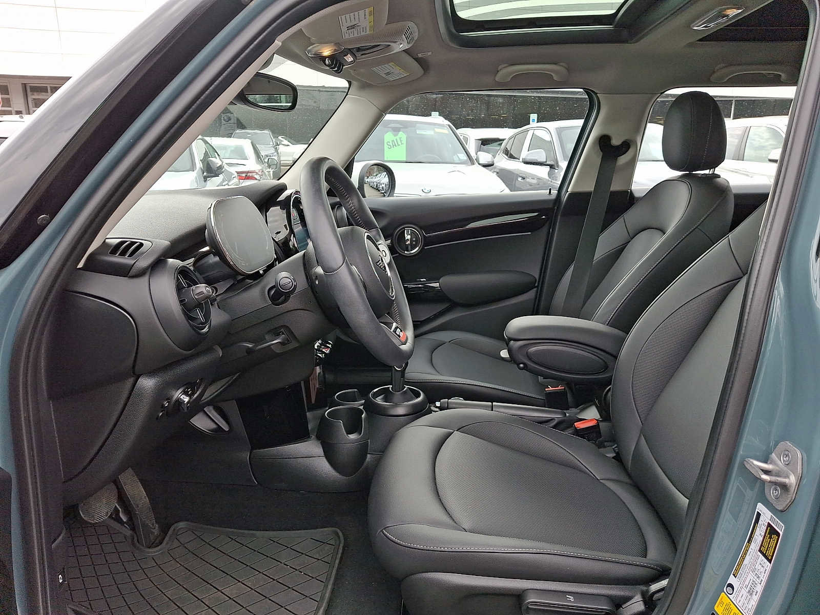 Used 2023 MINI Cooper 4-Door Hardtop w/ Multitone Edition image 14