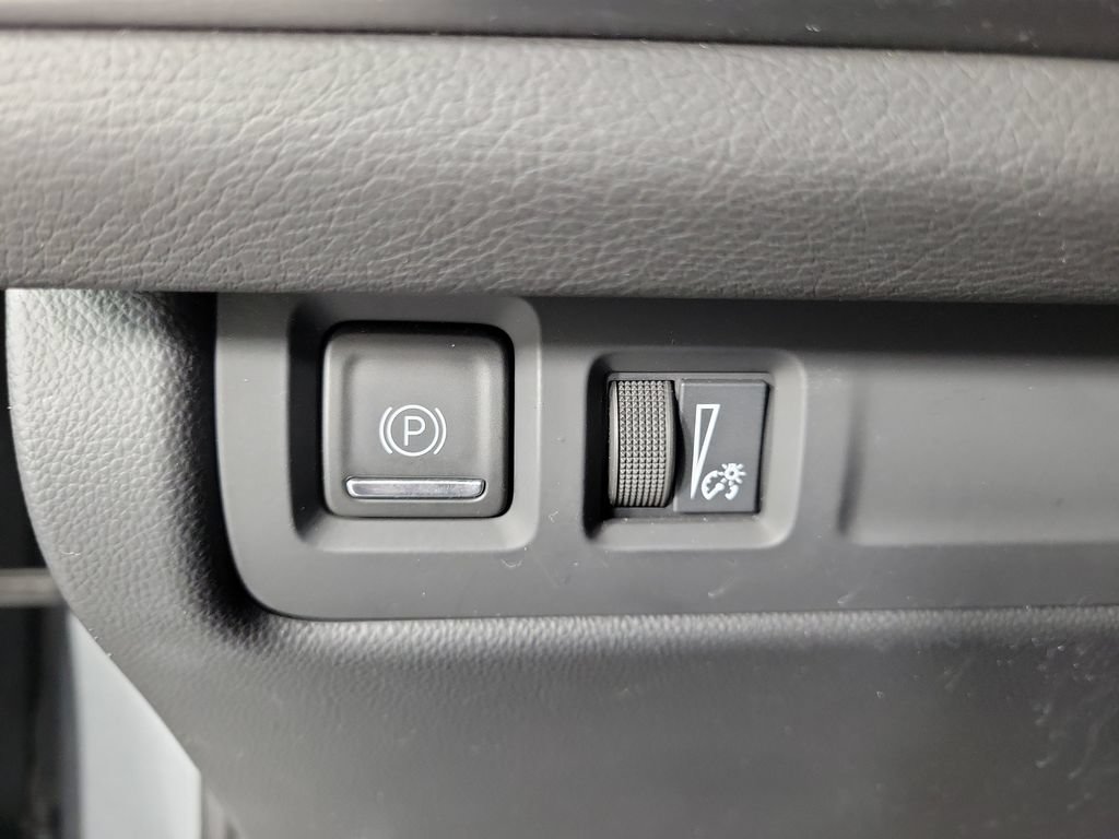 Used 2025 Cadillac XT4 Premium Luxury FWD image 29
