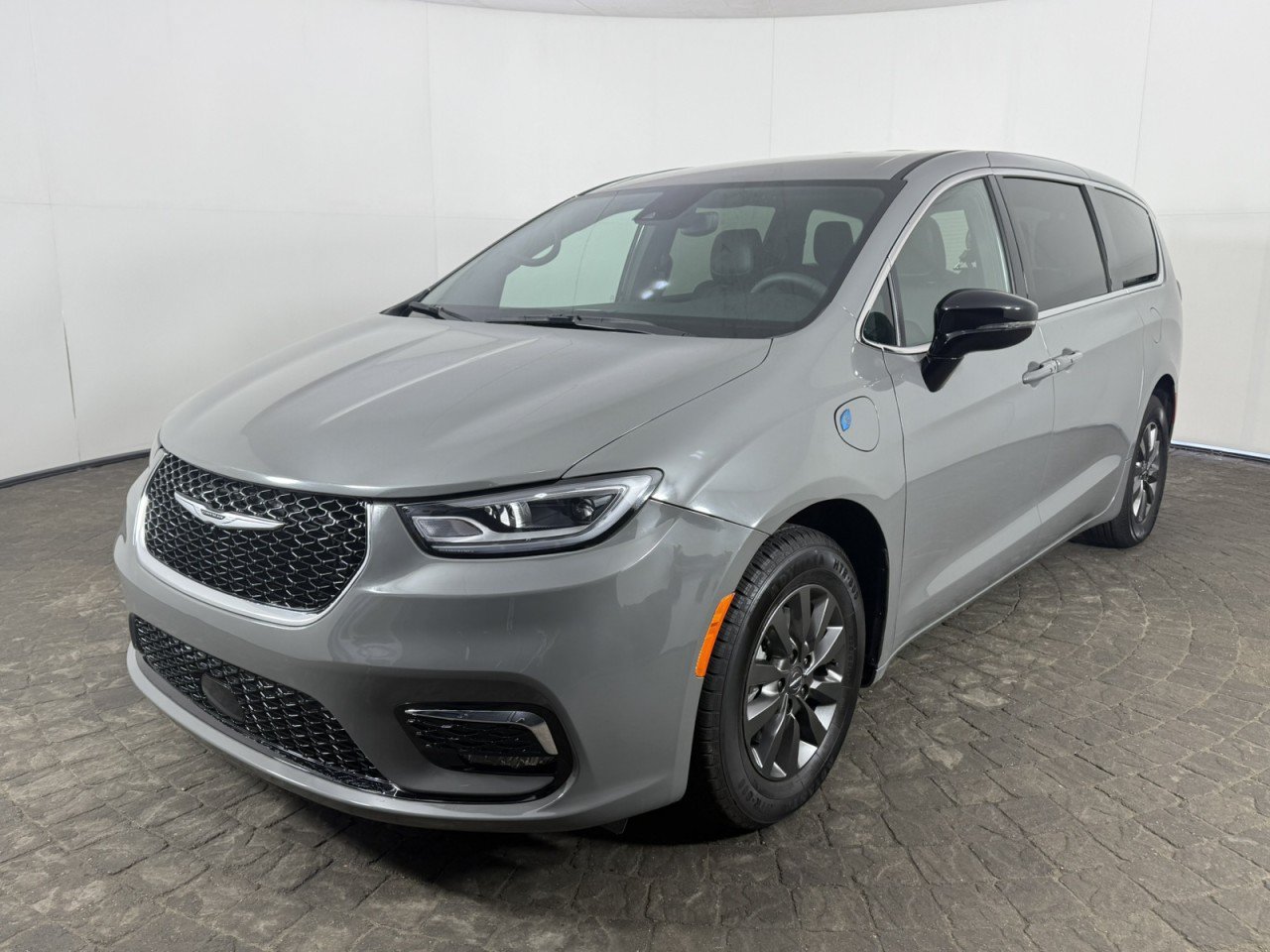 Used 2025 Chrysler Pacifica Select FWD image 3