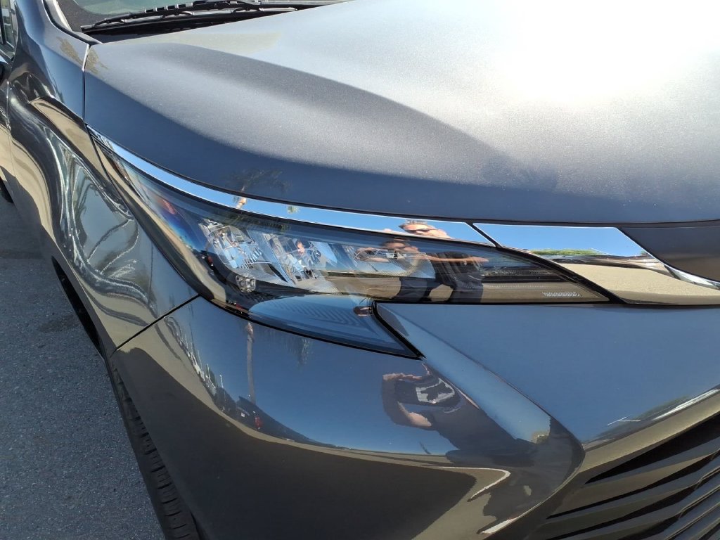 Used 2025 Toyota Sienna XLE FWD image 3