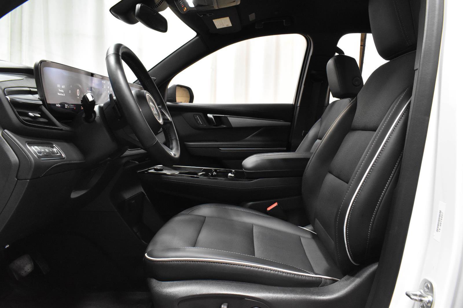 Used 2025 Buick Enclave Preferred image 3