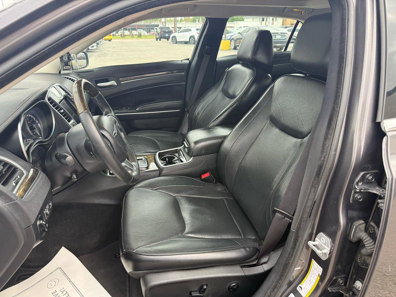 Used 2016 Chrysler 300 C image 9