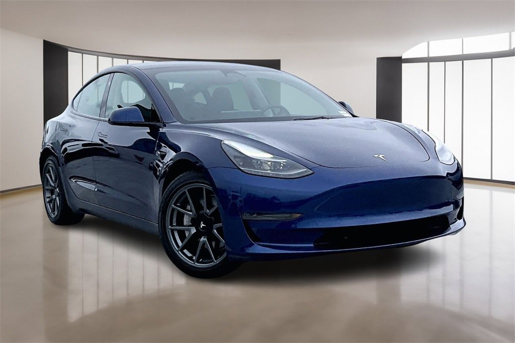 Used 2023 Tesla Model 3 Standard Range image 3