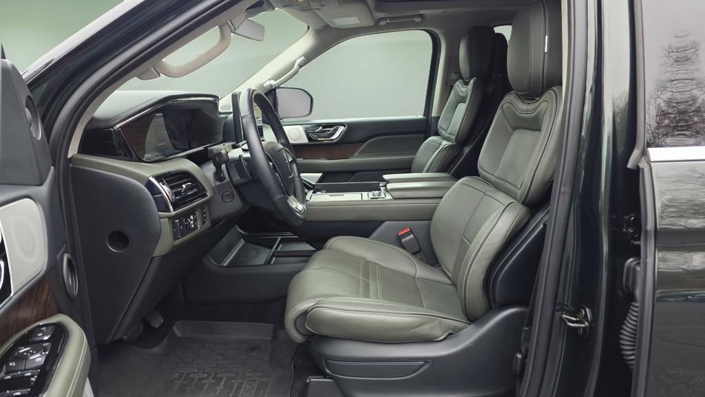 Used 2022 Lincoln Navigator Black Label image 10