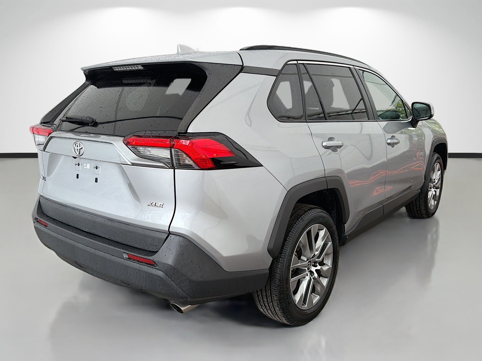 Used 2022 Toyota RAV4 XLE Premium image 3