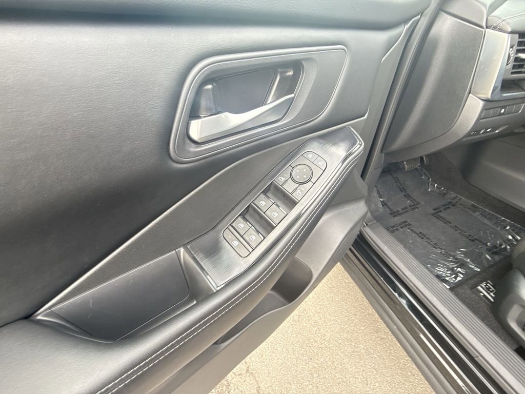 Used 2025 Nissan Rogue SV image 13