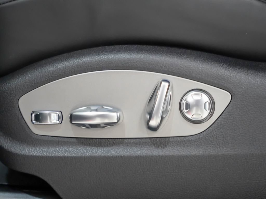Used 2026 Porsche Macan AWD/4WD image 14