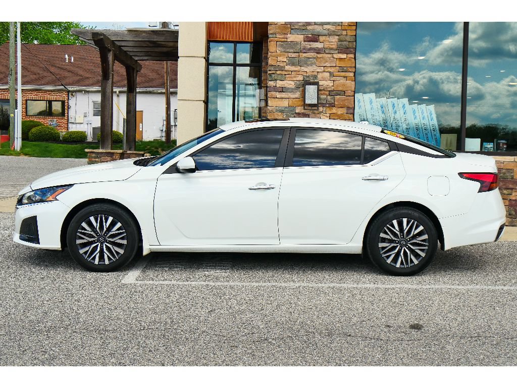 Used 2023 Nissan Altima 2.5 SV w/ SV Premium Package AWD/4WD image 6