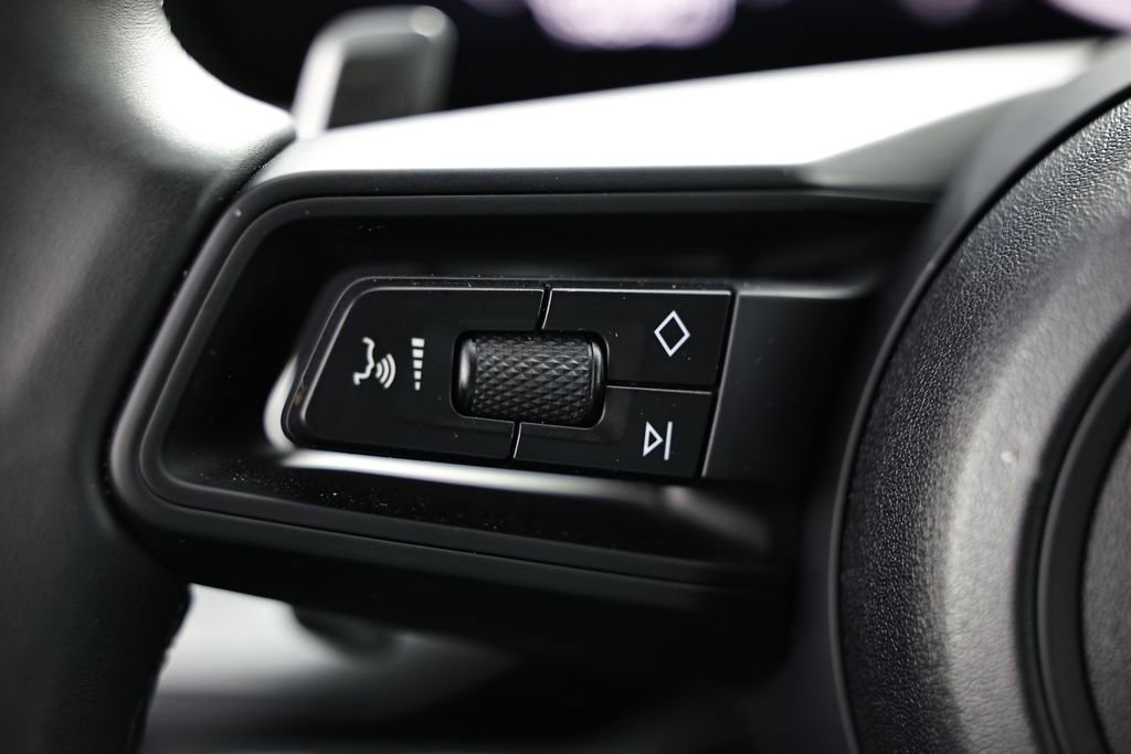 Certified 2025 Porsche Cayenne AWD/4WD image 35