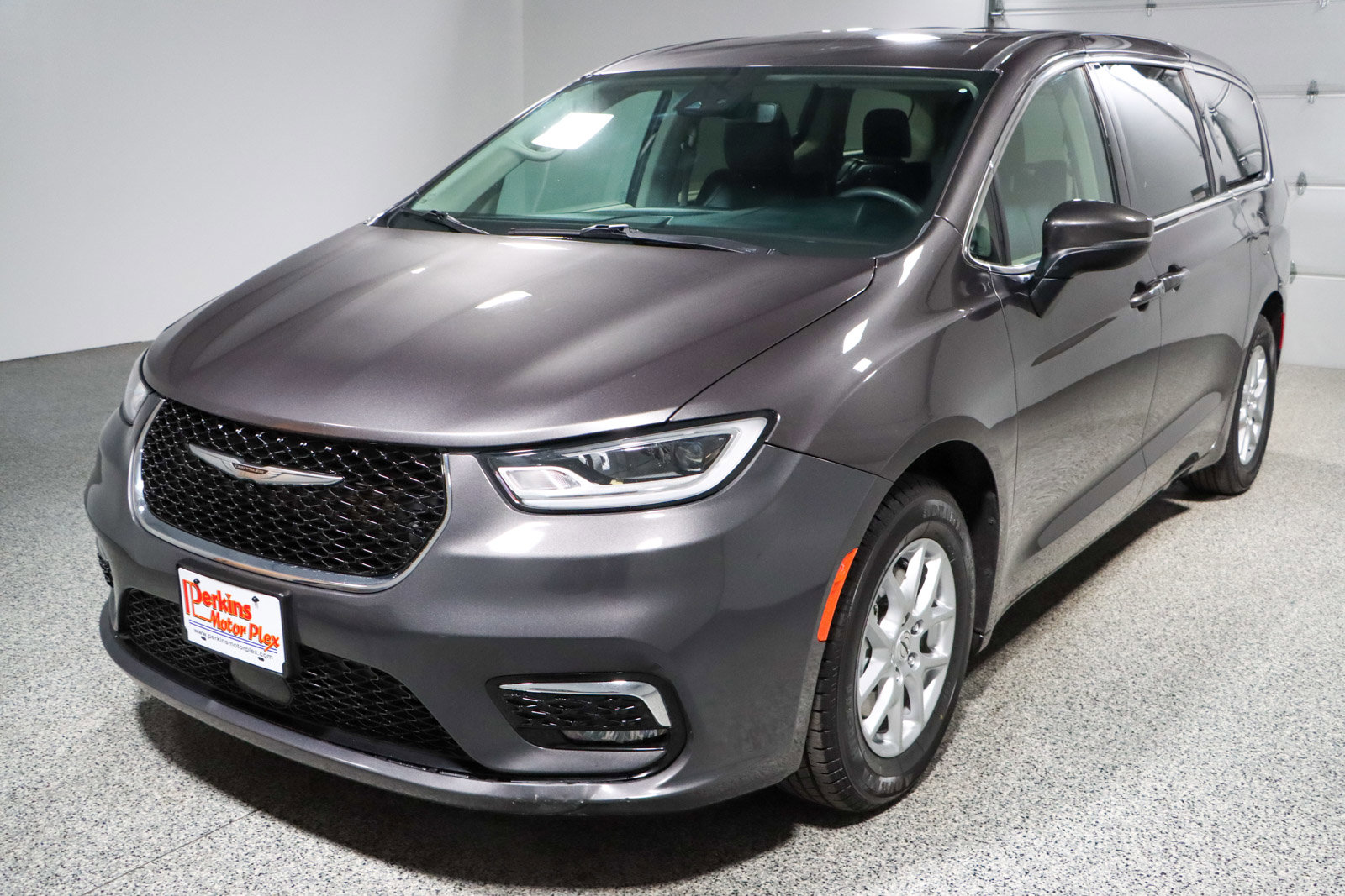 Used 2023 Chrysler Pacifica Touring-L image 32