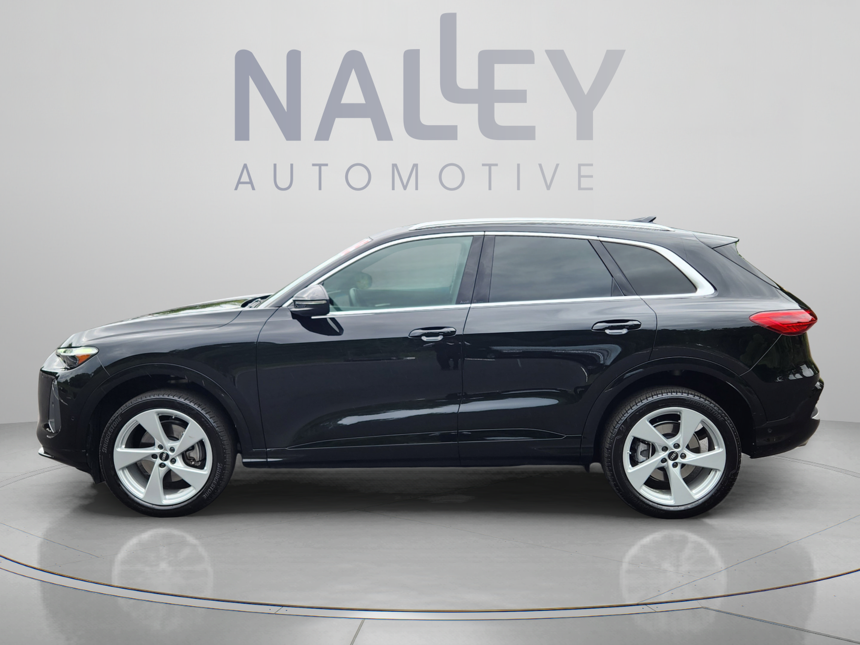 Used 2025 Audi Q5 Premium Plus w/ Premium Plus AWD/4WD image 2