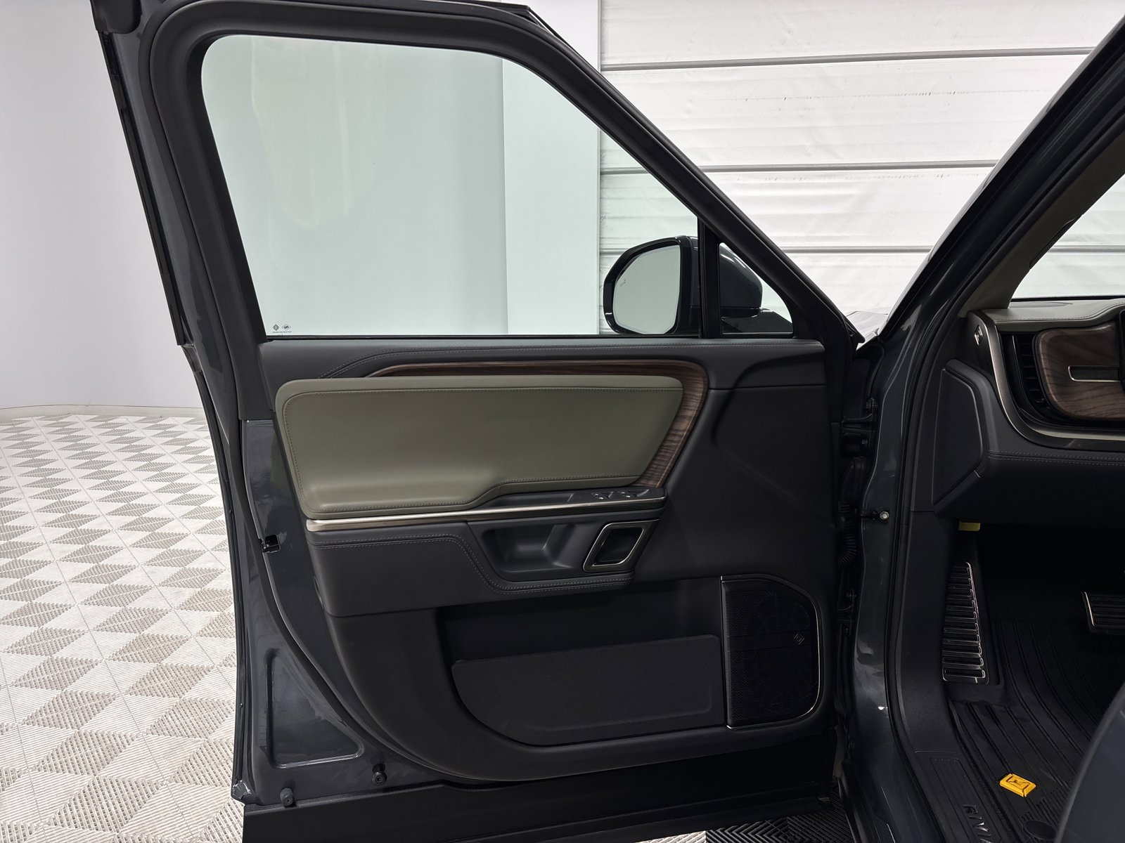 Used 2023 Rivian R1S Adventure AWD/4WD image 26