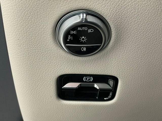 Used 2024 Mercedes-Benz GLC 300 4MATIC image 38