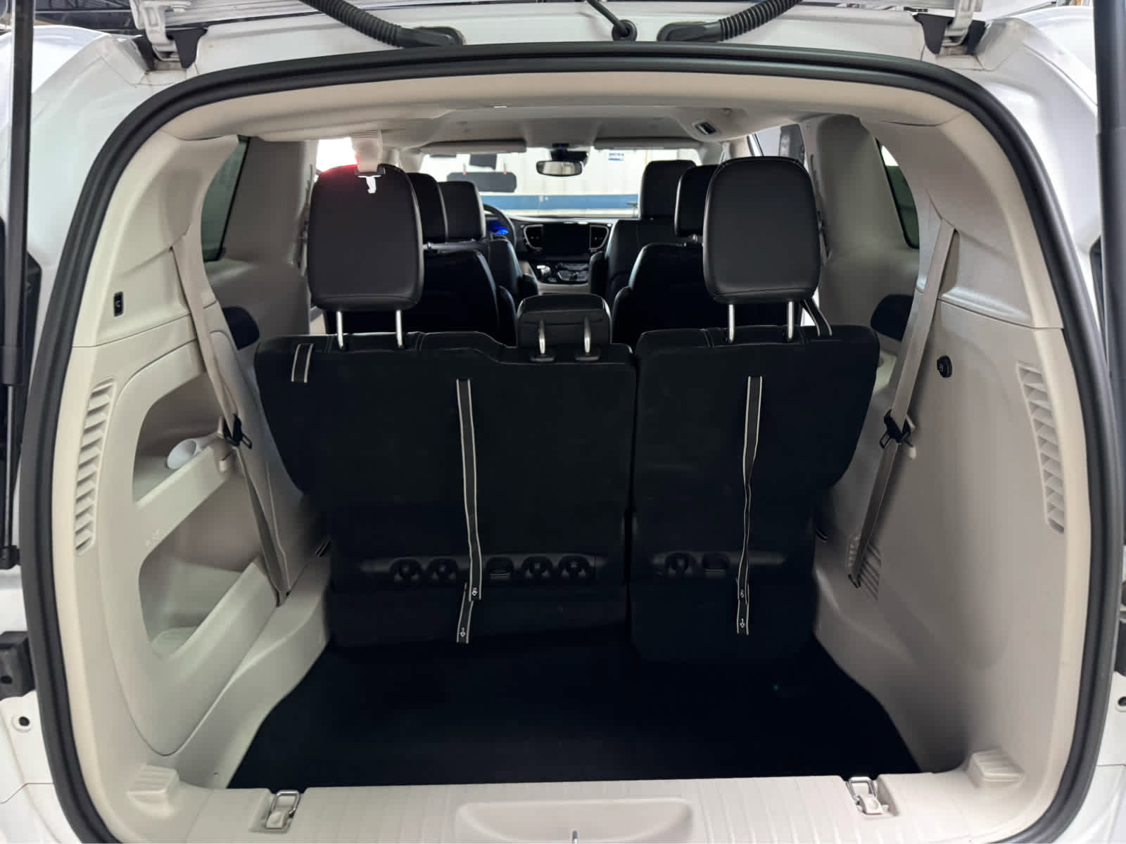 Used 2024 Chrysler Pacifica Touring-L image 13