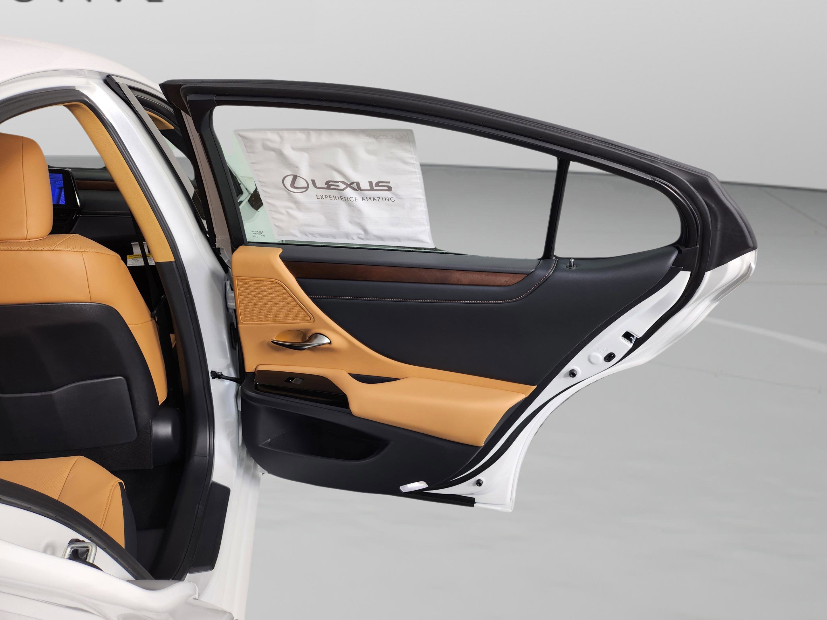 New 2025 Lexus ES 300h w/ Premium Package image 31