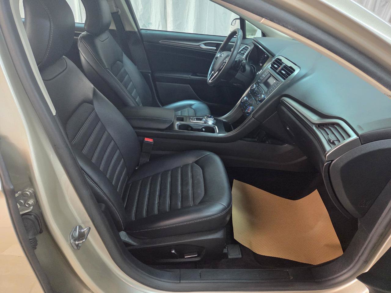 Used 2017 Ford Fusion SE w/ Equipment Group 201A AWD/4WD image 13